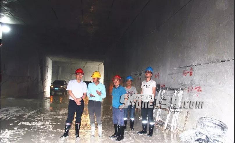 寶興縣領導大理石礦地下開采試驗性開采項目考察調研