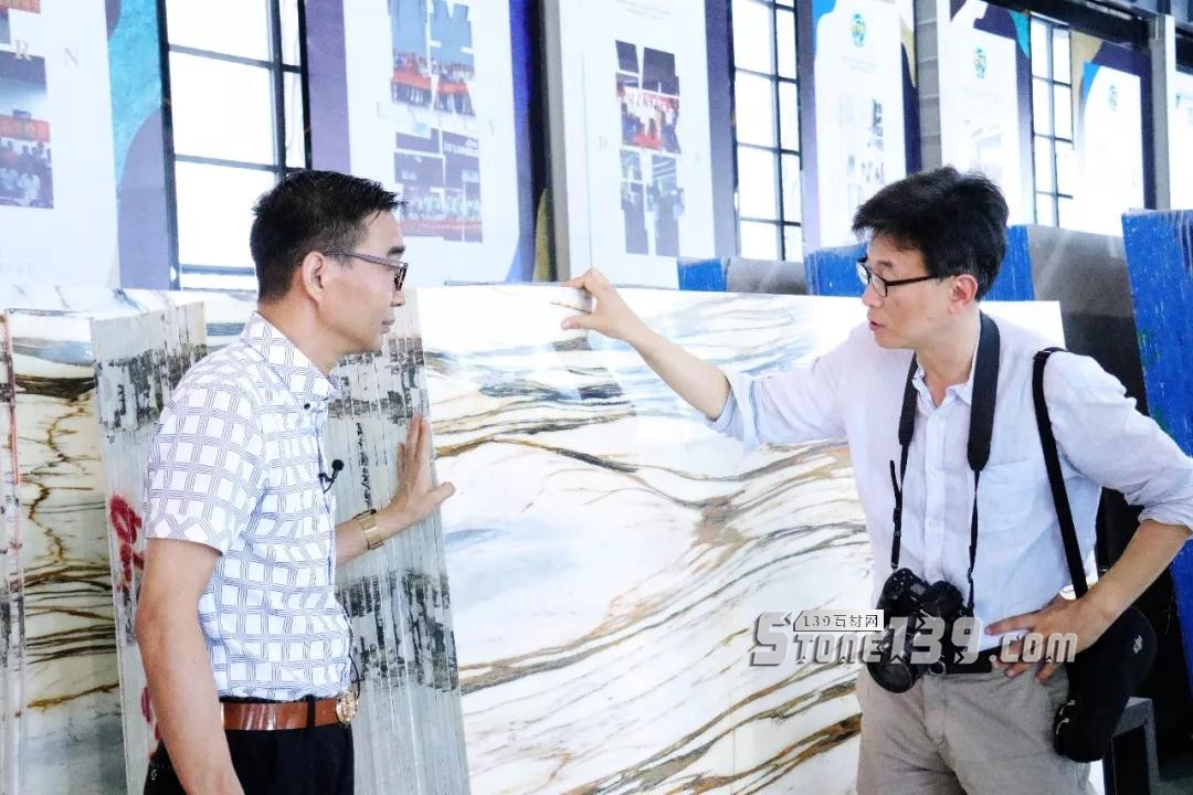 韓國(guó)KBS廣播電視臺(tái)一行蒞臨STA外貿(mào)多彩板倉(cāng)拍攝報(bào)道 韓國(guó)電臺(tái)財(cái)富外貿(mào)多彩板倉(cāng)現(xiàn)場(chǎng)