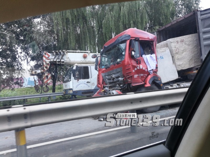 山東平邑327國(guó)道驚險(xiǎn)一幕，幾噸重的石材荒料從集裝箱滑出摧毀車頭