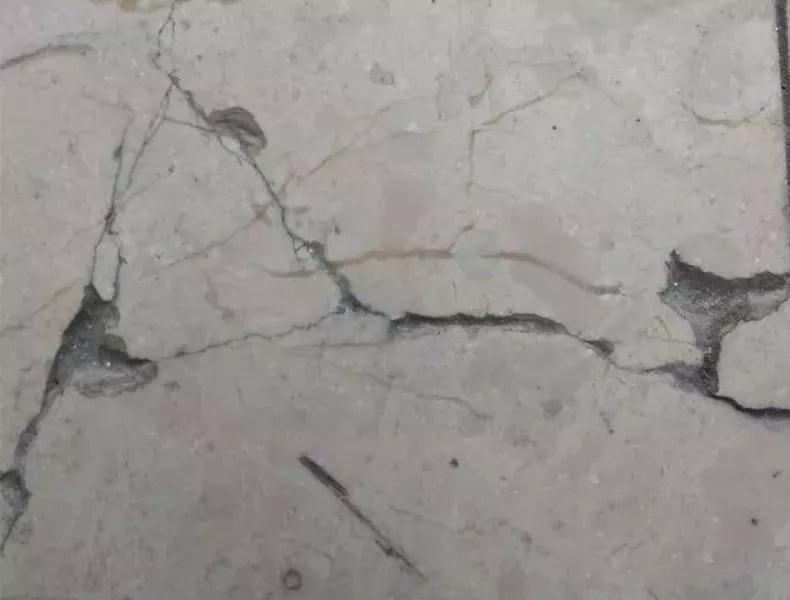 新鋪的這樣大理石為何出現裂紋，該怎么解決呢？