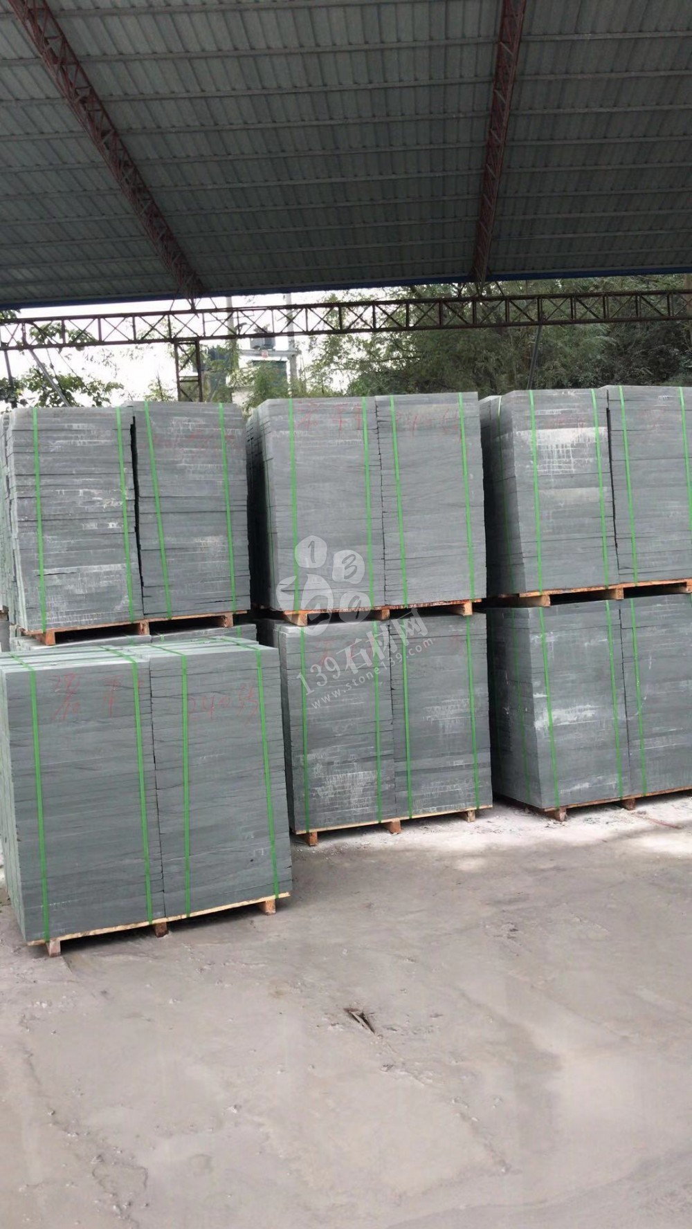 達(dá)州輝騰石材專業(yè)提供青石路沿石、欄桿、地鋪石、臺(tái)階石的園林青石產(chǎn)品