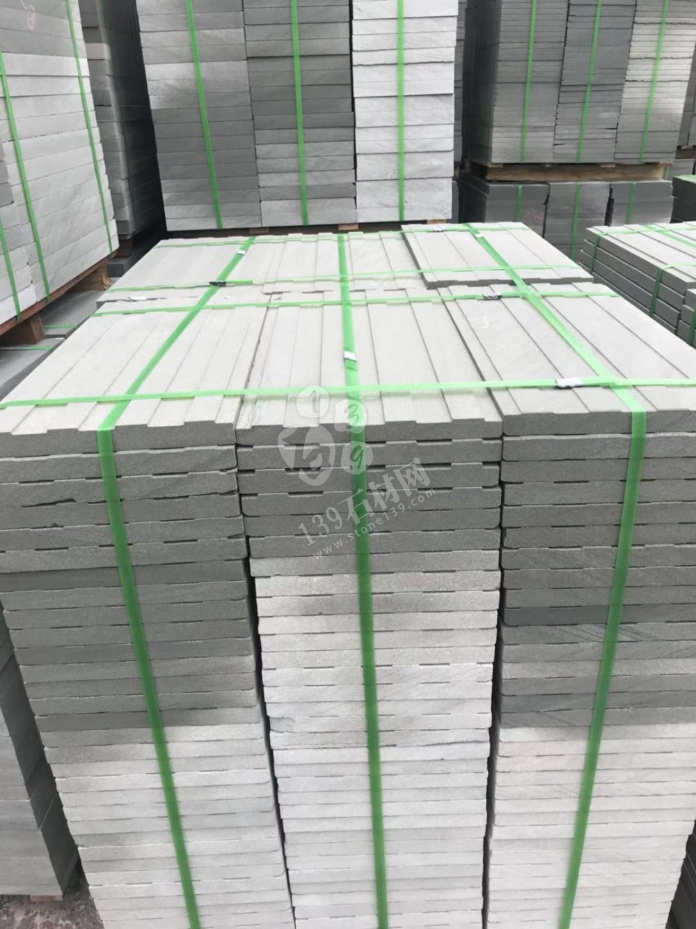 達(dá)州輝騰石材專業(yè)提供青石路沿石、欄桿、地鋪石、臺(tái)階石的園林青石產(chǎn)品