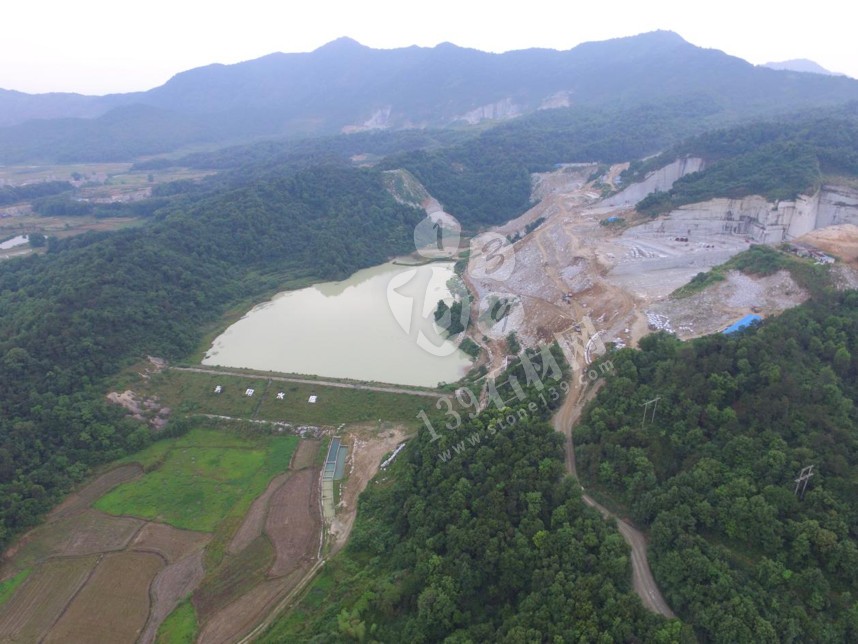 江西都昌縣依法關(guān)閉36家違法石材加工小作坊和8家違法開(kāi)采礦山企業(yè)，刑拘5人！