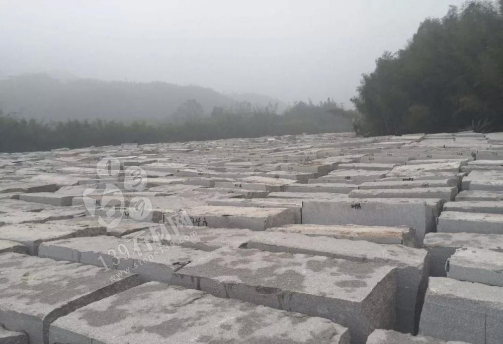 福建龍巖“永定紅”石材礦區熱火朝天，永定紅正常生產！