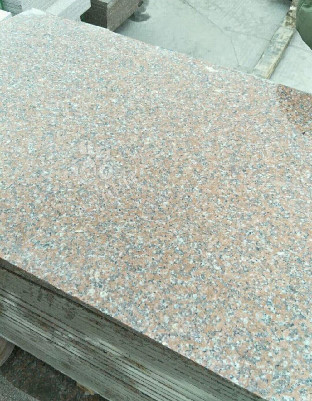 福建龍巖“永定紅”石材礦區熱火朝天，永定紅正常生產！