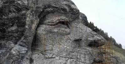 湖北“變廢為寶”，花2.5億改廢棄采石場，建成我國最大山體雕像，當地人：很有意義 