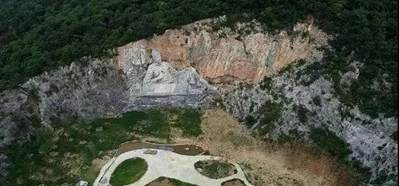 湖北“變廢為寶”，花2.5億改廢棄采石場，建成我國最大山體雕像，當地人：很有意義 