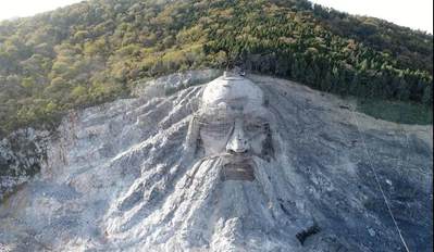 湖北“變廢為寶”，花2.5億改廢棄采石場，建成我國最大山體雕像，當地人：很有意義 
