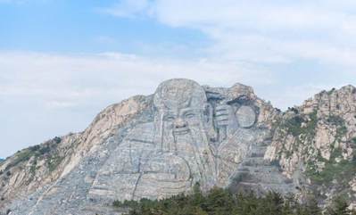 湖北“變廢為寶”，花2.5億改廢棄采石場，建成我國最大山體雕像，當地人：很有意義 