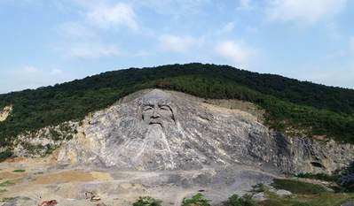 湖北“變廢為寶”，花2.5億改廢棄采石場，建成我國最大山體雕像，當地人：很有意義 
