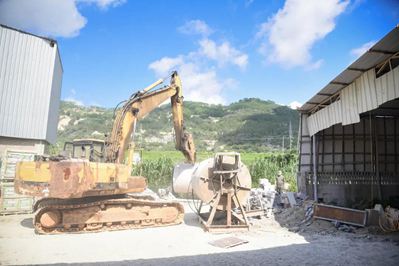 重拳出擊！南安市石井鎮開展石材企業污染整治行動，對三無石材廠機臺進行破壞處理