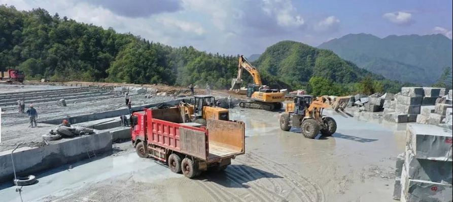 四川萬源青石礦山開采現(xiàn)場實拍圖