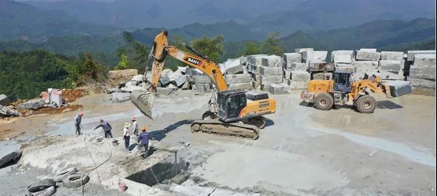 四川萬源青石礦山開采現(xiàn)場實拍圖