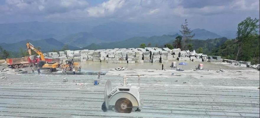 四川萬源青石礦山開采現(xiàn)場實拍圖