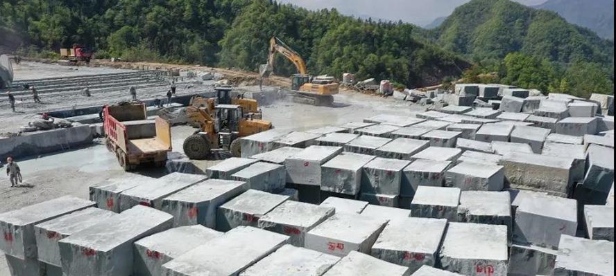 四川萬源青石礦山開采現(xiàn)場實拍圖