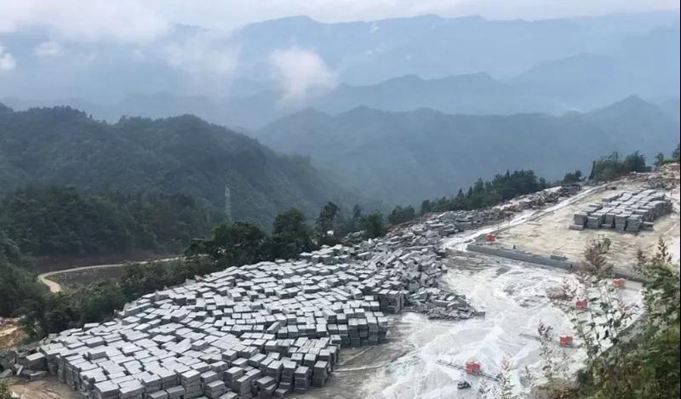 四川萬源青石礦山開采現(xiàn)場實拍圖
