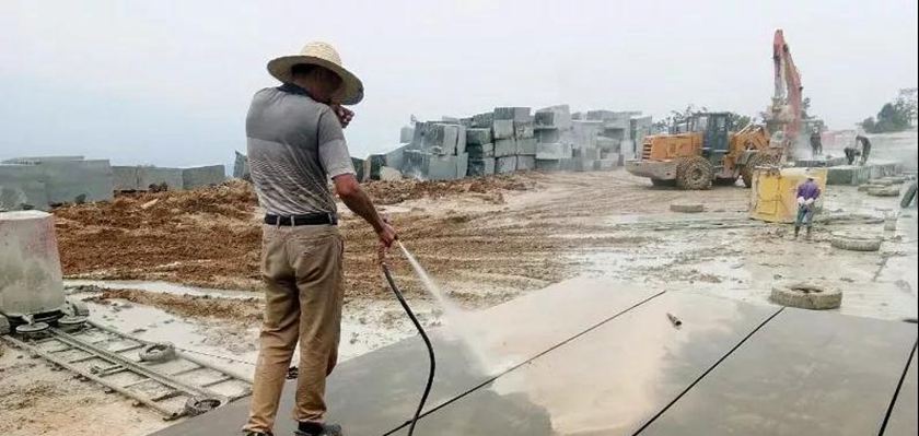 四川萬源青石礦山開采現(xiàn)場實拍圖