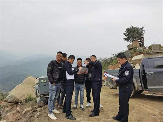 鐘山縣（廣西芝麻黑產(chǎn)地）警方成功偵破！擅自占用林地開采花崗巖石材案件