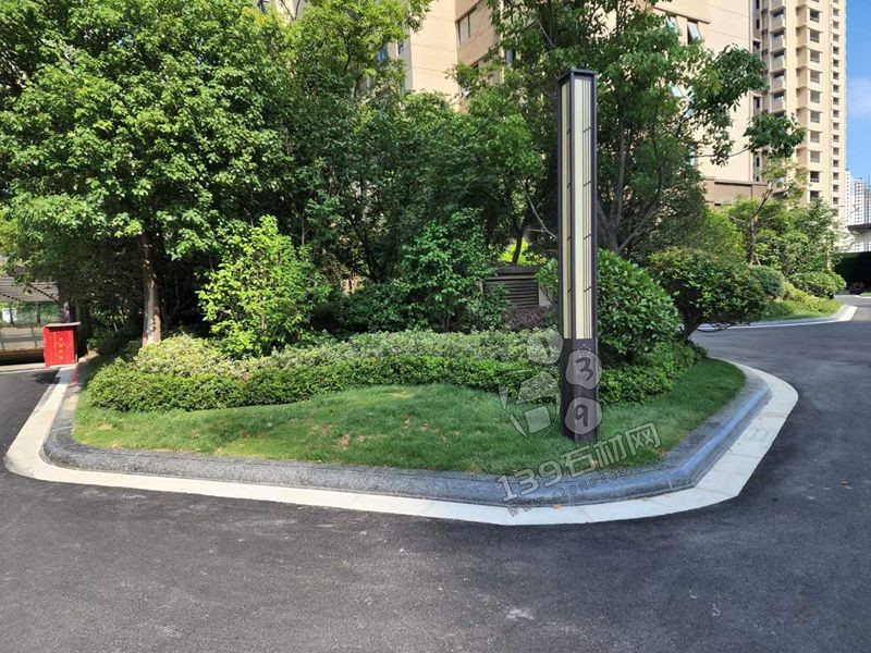 小區路沿石用進口花崗巖裝飾的實拍案例